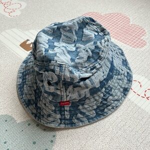 New without tag Supreme Bucket hat